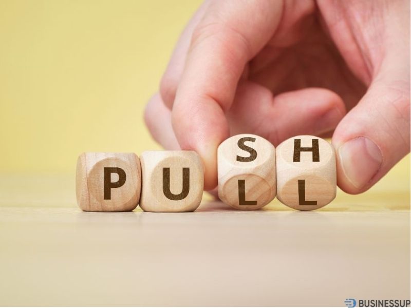 ví dụ về chiến lược đẩy và kéo